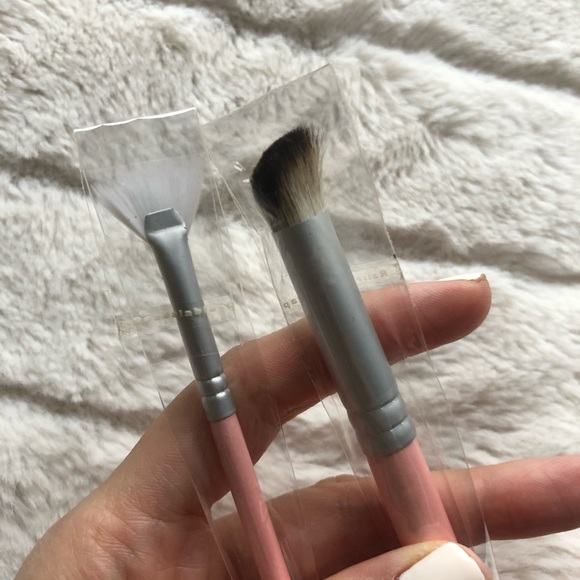 ๐ค๐ Angled Eye Shadow Brush & Fan Brush - Picture 4 of 4